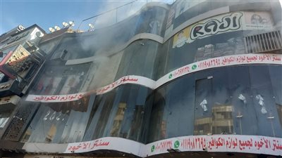 بالفيديو.. السيطرة على حريق في مول بشارع بورسعيد «خاص»