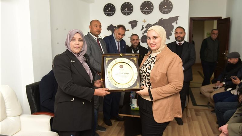 وزيرة الثقافة والفنون الليبية تزور معرض الكتاب