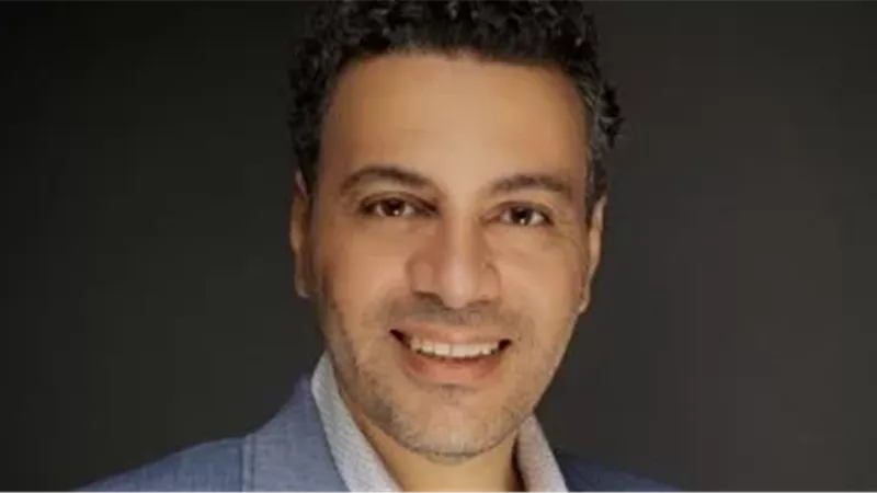 الكاتب عمرو حسين