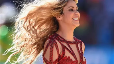 شاكيرا تعود إلى مصر بعد 18 عاماً بحفل استثنائي أمام الأهرامات