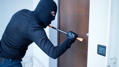 تحقيقات مكثفة في سرقة ذهب وأموال من شقة بالشيخ زايد.. تفاصيل