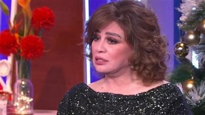 إلهام شاهين تثير الجدل بصورها بـ«البجامة» مع أبناء شقيقها