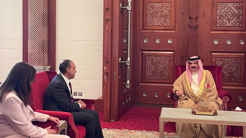 وزير الخارجية مع ملك البحرين 