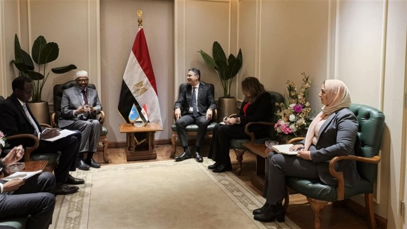 وزير التموين مع وزير الزراعة الصومالي