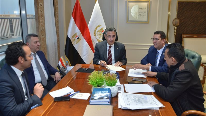وزير التموين يلتقي بعدد من أعضاء مجلس الشيوخ 