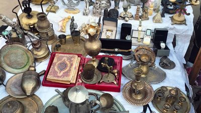 تحف وعملات.. عم عزت بائع انتيكات من عصر الملك فاروق (صور وفيديو)