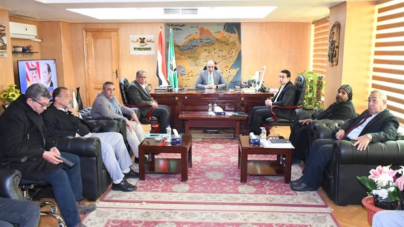 محافظ الفيوم أثناء الاجتماع