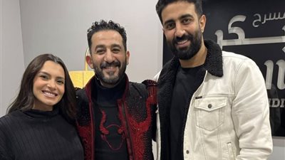 «أنت مين».. أحمد حلمي يمازح زوج كارمن سليمان في مسرحية «بني آدم»