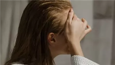  أضرار صحية وجمالية صادمة.. أبرز مخاطر النوم بشعر مبلل