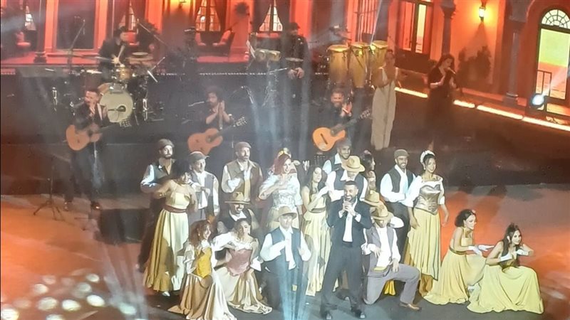 المطرب أحمد سعد يحتفل بنجاح ألبومه الجديد 