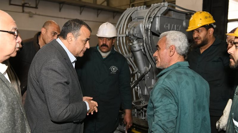 وزير الإنتاج الحربي مع العاملين