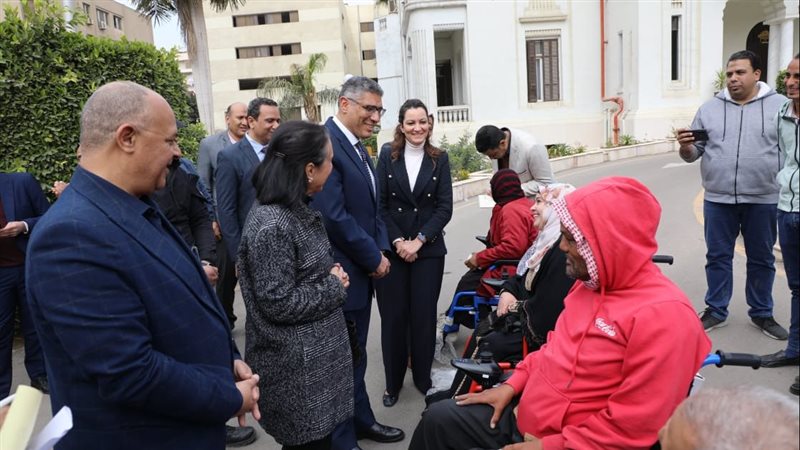 محافظ الجيزة يسلم كهربائي لذوى الهمم 