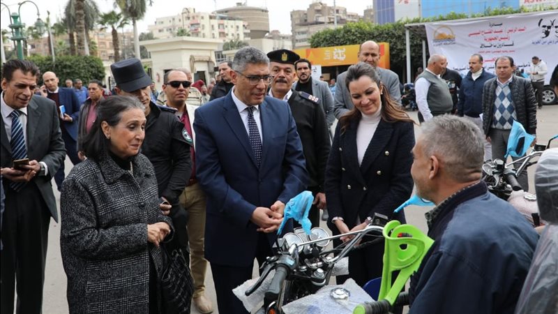 محافظ الجيزة يسلم كهربائي لذوى الهمم 