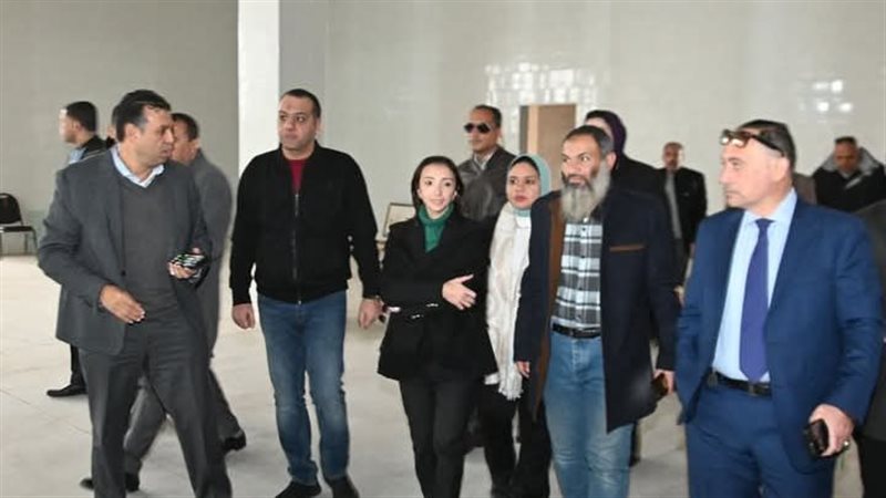جاكلين عازر في المصانع النسيجية 