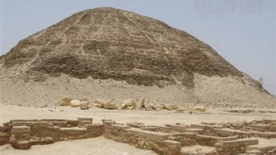 كتب بالطباشير على هرم أوناس.. تفاصيل التحقيق مع المرشد السياحي وموقف النقابة