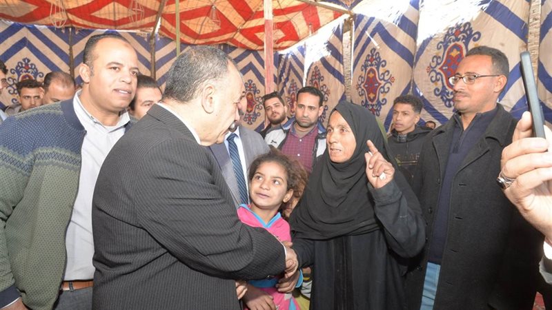 محافظ أسيوط يستمع لمطالب سيدة