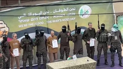 الصور الأولى لتبادل المحتجزين الإسرائيليين وتسليمهم للصليب الأحمر في دير البلح
