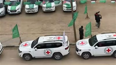وصول سيارات الصليب الأحمر إلى دير البلح لتسلم المحتجزين الإسرائيليين (فيديو)
