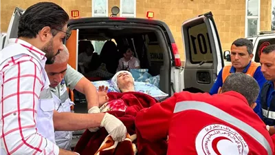 60 مصابا ومريضا يصلون معبر رفح من قطاع غزة        