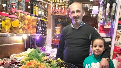 بيصنع أغرب أنواع الطرشي.. عم عبده من دمياط بيخلل الفواكه (صور وفيديو)