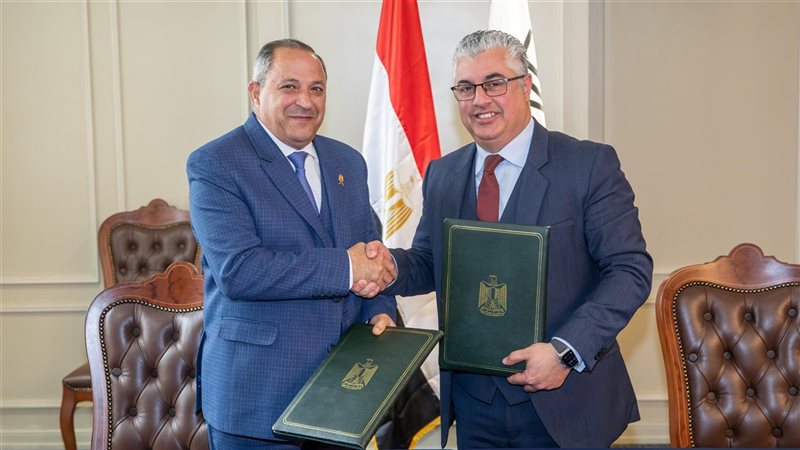 توقيع عقود ساحة تجميع الشاحنات بغرب بورسعيد