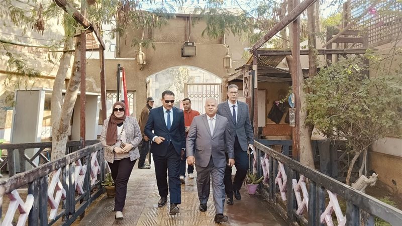 وكيل وزارة التعليم ومدير عام التفتيش بالوزارة أثناء الجولة
