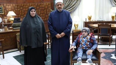 جزاء الإحسان .. حكاية أم حملت ابنها على كتفها للجامعة وحملها الأزهر للعمرة