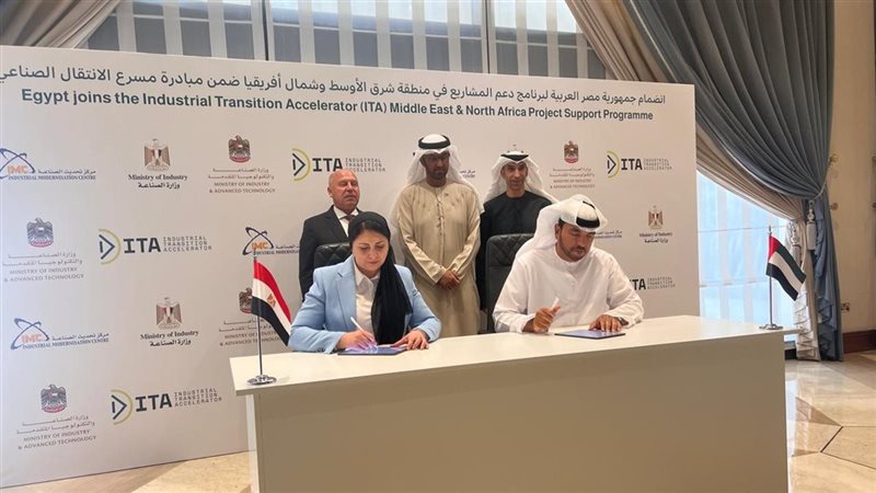 وزير الصناعة المصري والإماراتي خلال توقيع البروتوكول