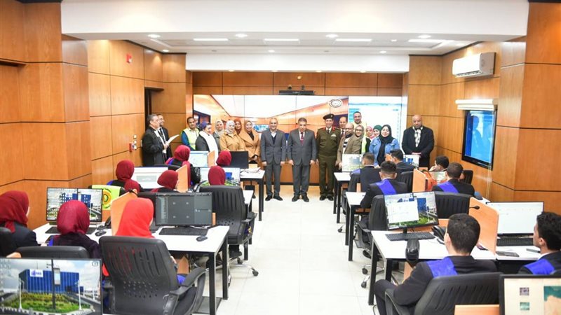 جانب من زيارة الطلبة لمقر الشبكة الوطنية للطوارئ
