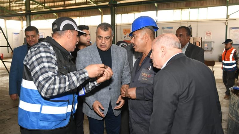 وزير الإنتاج الحربي خلال الجولة