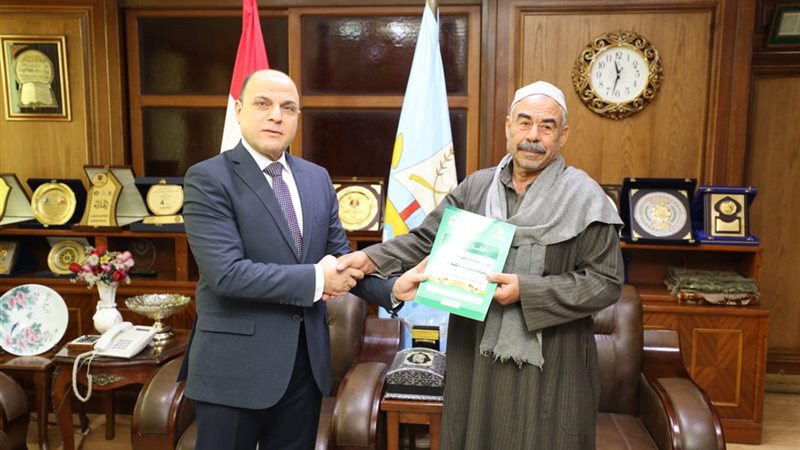 محافظ كفر الشيخ أثناء تسلبم عقود التقنين