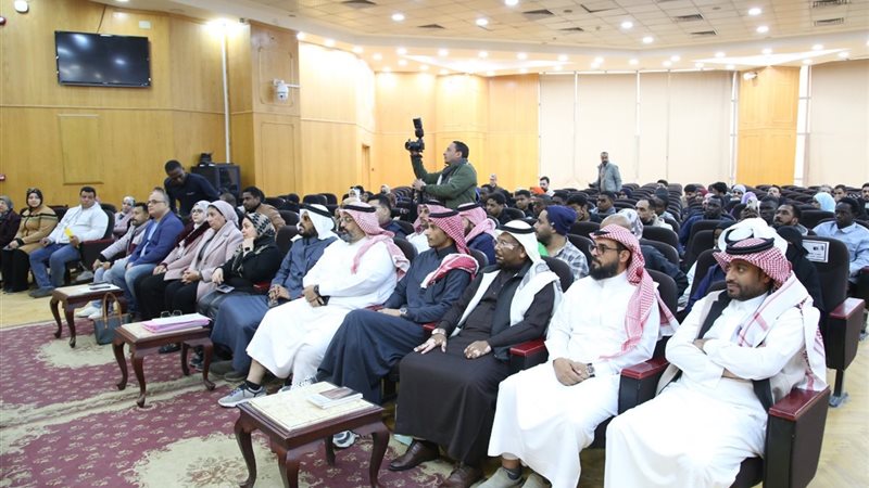 رئيس جامعة الفيوم يعقد لقاء مفتوح مع الطلاب الوافدين