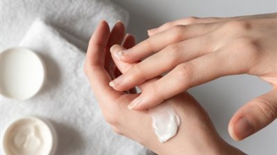 7  خطوات بسيطة للحفاظ على ترطيب اليدين في الشتاء