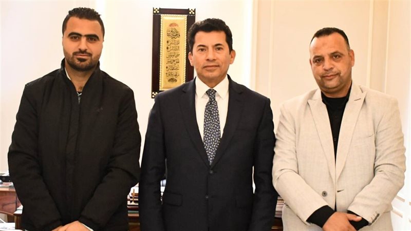 وزير الشباب والرياضة مع أسرة محمد صلاح