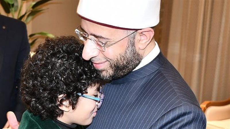وزير الأوقاف يكرم الشاعر أدهم عبد النبي