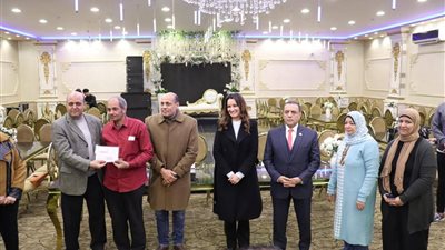 نائب محافظ الجيزة تسلم شهادات محو الأمية لعدد من عمال المطابع الأميرية 