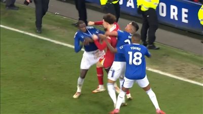 خناقة شوارع بين لاعبي ليفربول وإيفرتون بعد التعادل 2-2 في الدوري (فيديو)