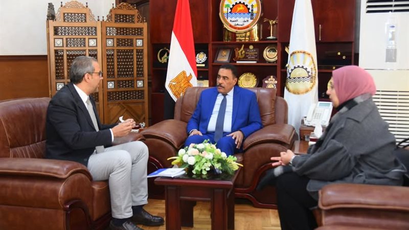 محافظ مطروح خلال الاجتماع