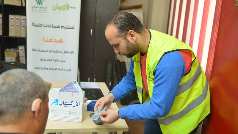 جمعة الاورمان اثناء تسليم السماعات