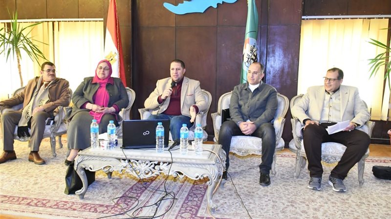 السكرتير العام لمحافظة الفيوم أثناءالندوة