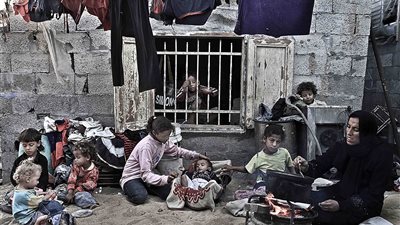 الفلسطينيون يفترشون الطرقات.. معاناة إنسانية متفاقمة بقطاع غزة (فيديو)