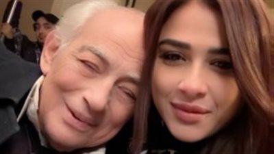 ياسمين عبد العزيز تقبل يد رشوان توفيق في كواليس «وتقابل حبيب» (فيديو)
