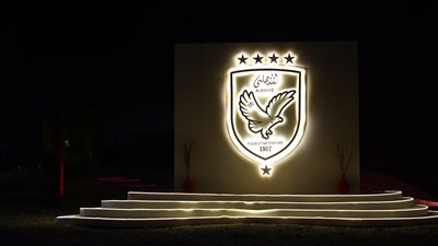 التحضيرات الأخيرة قبل انطلاق حفل الأهلي التاريخي