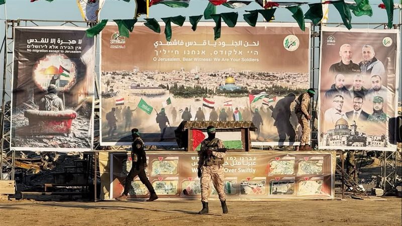 علم مصر يتوسط أعلام منصة تبادل المحتجزين