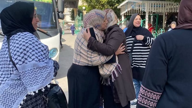 أثناء خروج الفلسطينين من مستشفي الحميات بدمياط