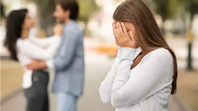 بلاغ يتهم سيدة بالخيانة الزوجية بعد ضبطها داخل سيارة بالمريوطية