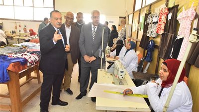 محافظ أسيوط يتفقد مركز التدريب المهني ويكرم المتدربات على الخياطة