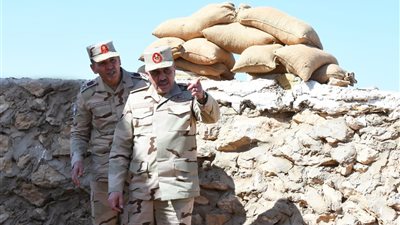 رئيس الأركان يتفقد إجراءات التأمين على الاتجاه الاستراتيجي الغربي