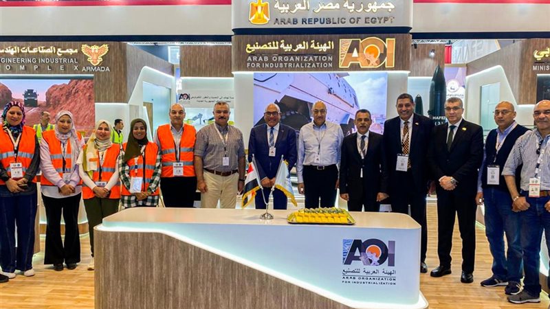 رئيس العربية للتصنيع في جناح الهيئة 