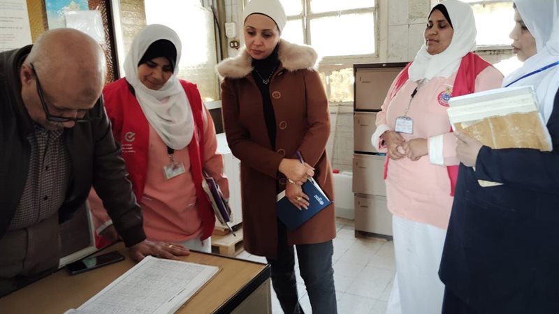 الدكتور سامح العشماوى وكيل وزارة الصحة اثناء الجولة
